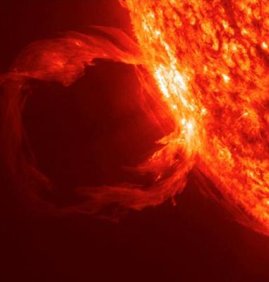 El Observatorio de Dinámica Solar detecta una erupción masiva y lluvias abrasadoras