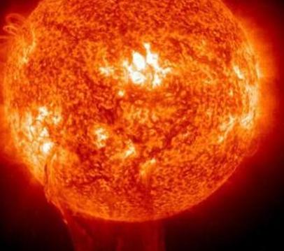 Descubren ondas masivas en agujeros gigantes de la superficie del Sol